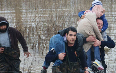 Nehir taştı, baba ve çocuklarını itfaiye kurtardı