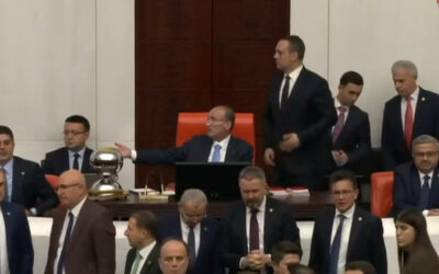 Meclis’te yemin töreni öncesi gerginlik! CHP’li vekiller kürsüyü işgal etti