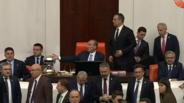 Meclis’te yemin töreni öncesi gerginlik! CHP’li vekiller kürsüyü işgal etti