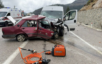 Minibüsle çarpışan otomobilin sürücüsü ve eşi öldü