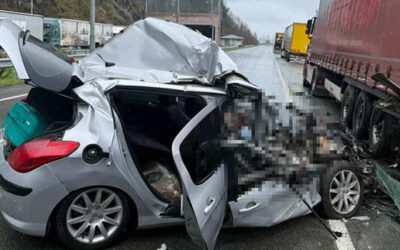 Artvin’de feci kaza! Otomobil, TIR’a çarptı: 2 ölü, 1 yaralı