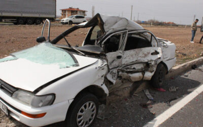 Aksaray’da otomobil ile kamyonet kavşakta çarpıştı: 1 ölü, 1 yaralı